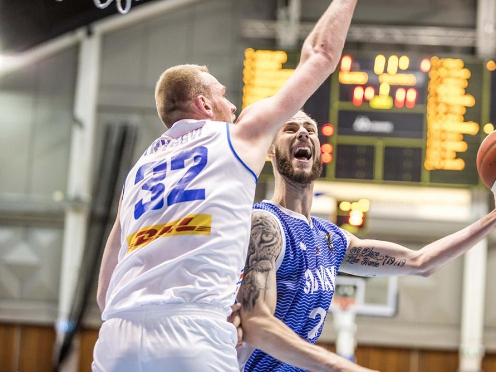 El islandés Hlinason defiende a un jugador de Eslovaquia.