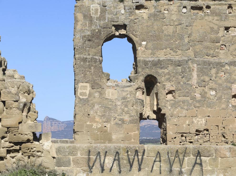 Las pintadas se eliminarán cuando se acometa la consolidación del castillo.