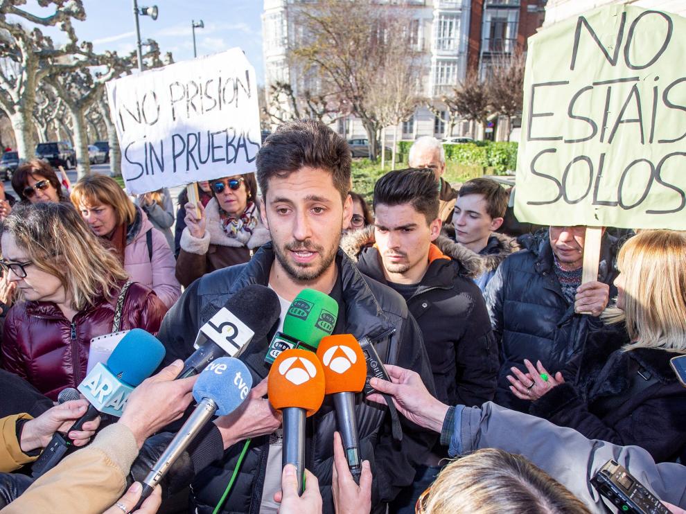 Los condenados por el caso Arandina, a su salida este lunes de la Audiencia Provincial de Burgos.