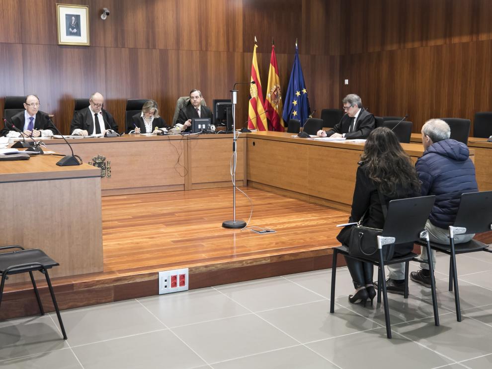 El matrimonio acusado de estafa, durante el juicio celebrado este lunes en la Audiencia de Zaragoza.