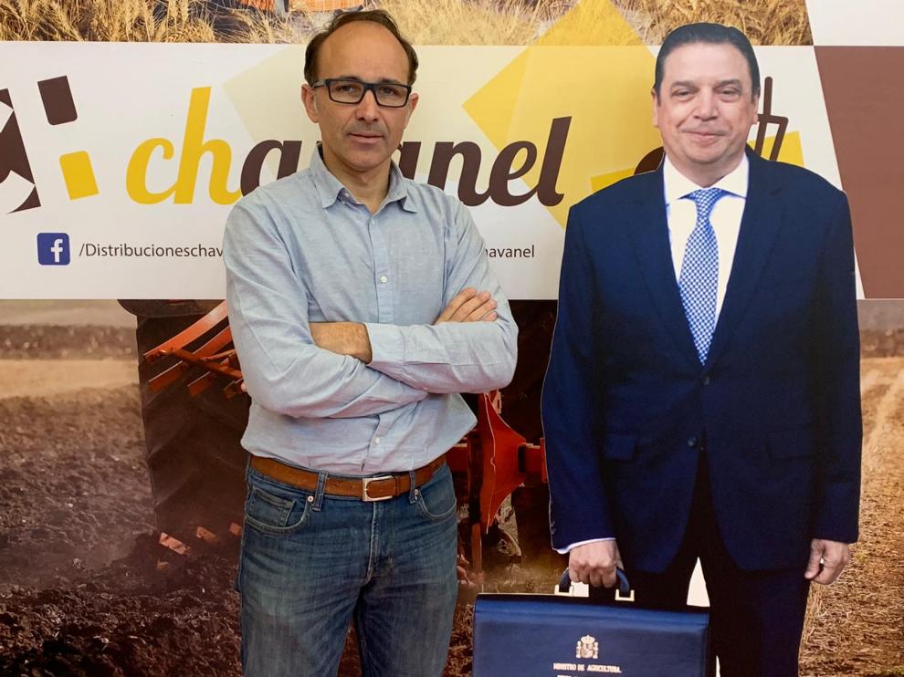 El empresario barbastrense Conrado Chavanel con la imagen a tamaño real del ministro que expondrá en su stand.