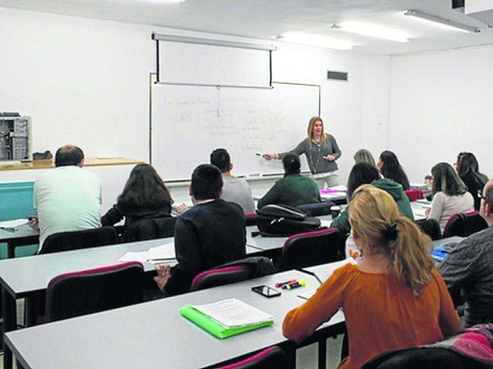 Carmen Segura imparte una clase a los alumnos de la academia de opositores Oposbank de Zaragoza.