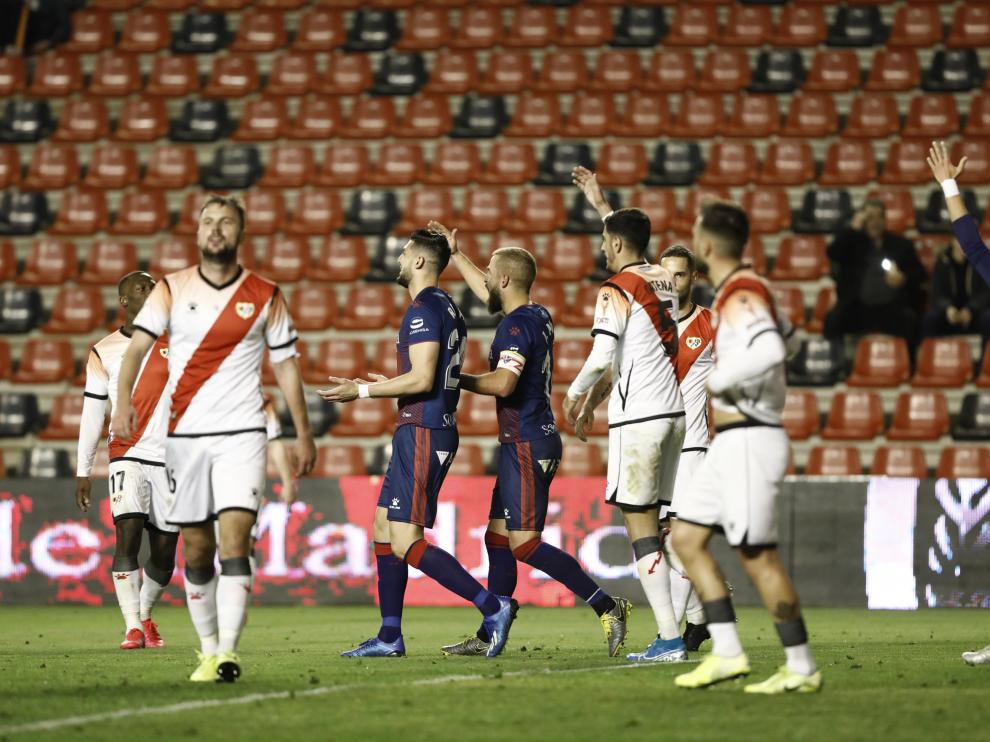 Los jugadores de la SD Huesca protestan una de la acciones de Ais Reig