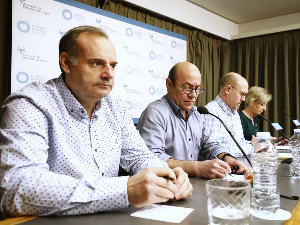 Representantes de UGT y CC. OO., este lunes, en el centro de prensa de Zaragoza.