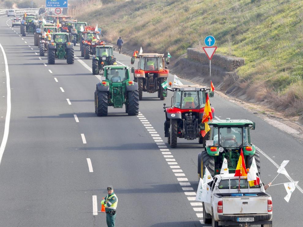 Agricultores se movilizan y cortan A-4 entrada Sevilla