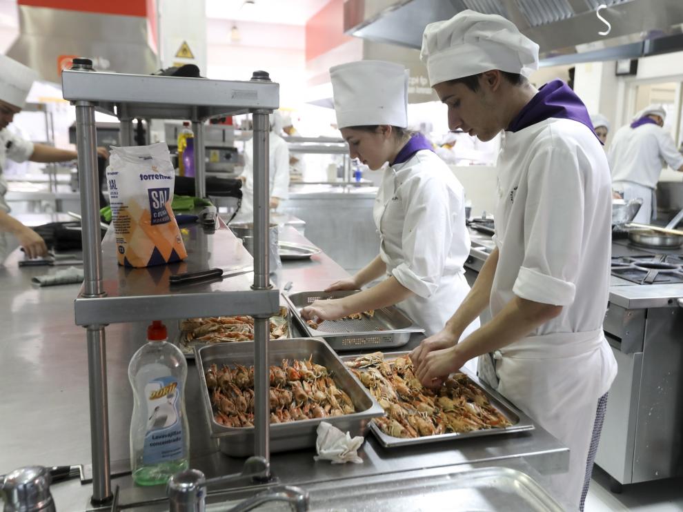 Alumnos en la cocina de la Escuela de Huesca durante las recientes jornadas gastronómicas.