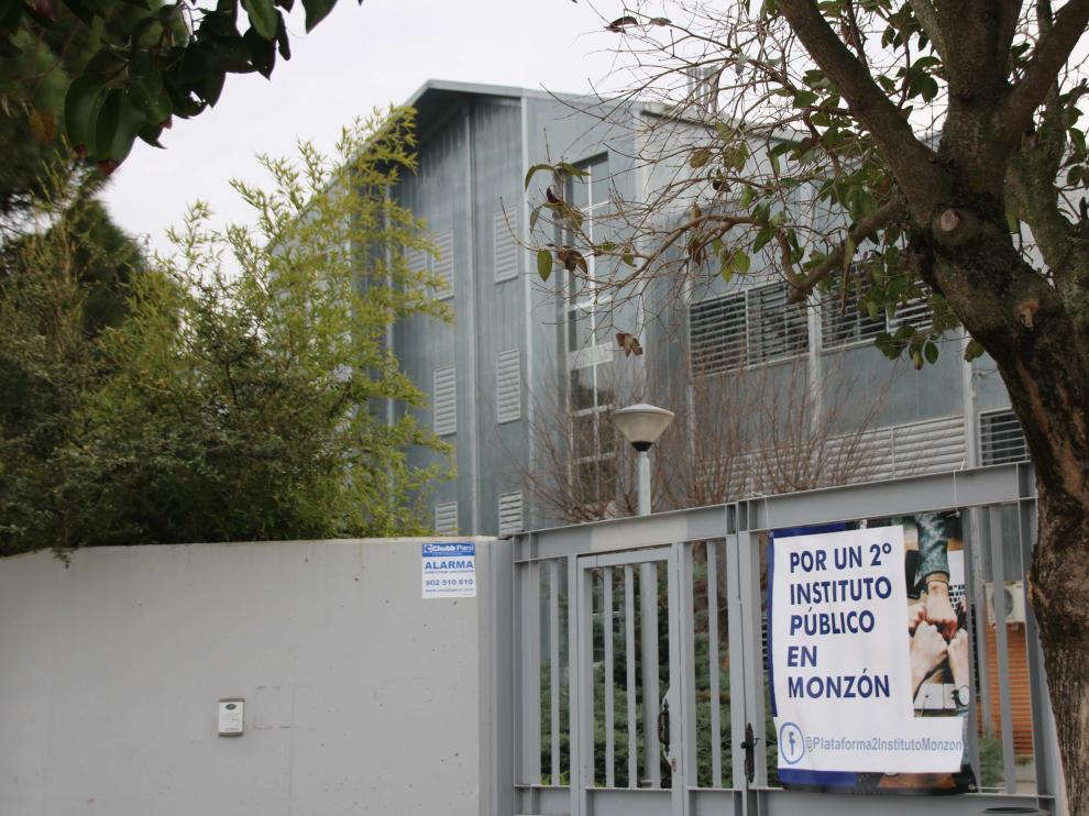 Cartel en el instituto de Monzón