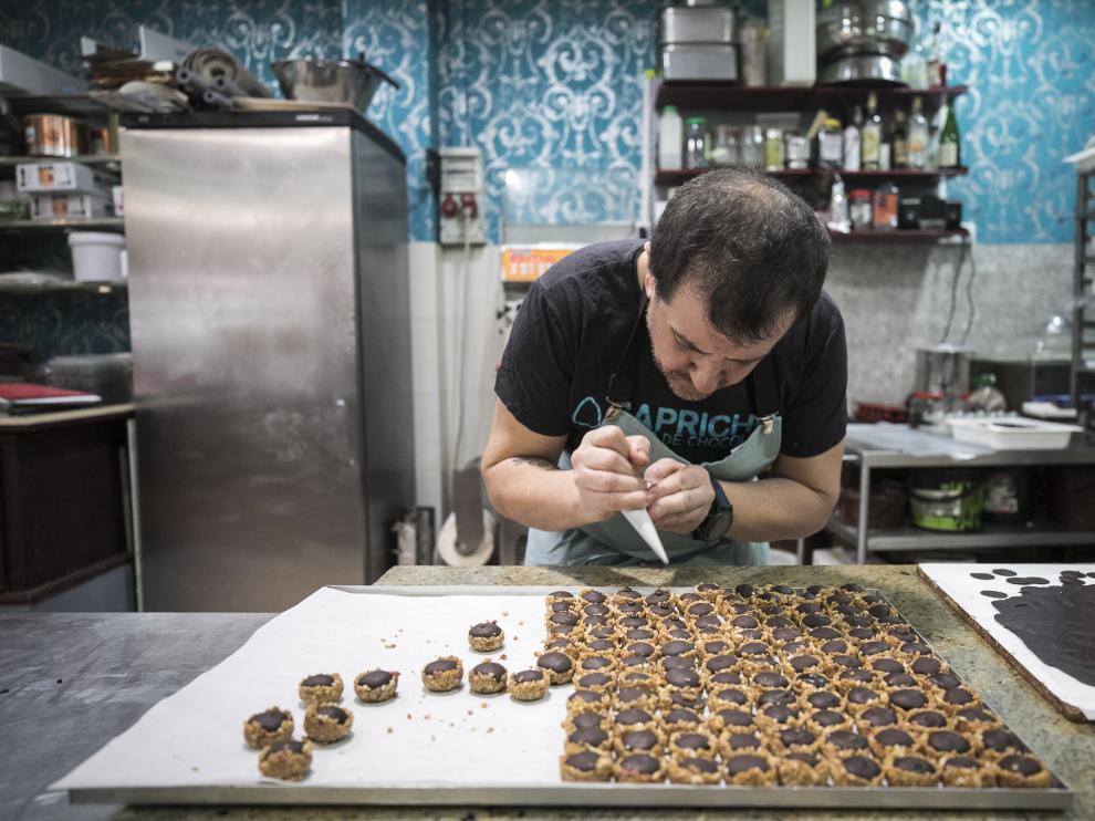 Luis Paracuellos, elaborando las pastas de té, que venderá a partir de la próxima semana en Chocolates Capricho.