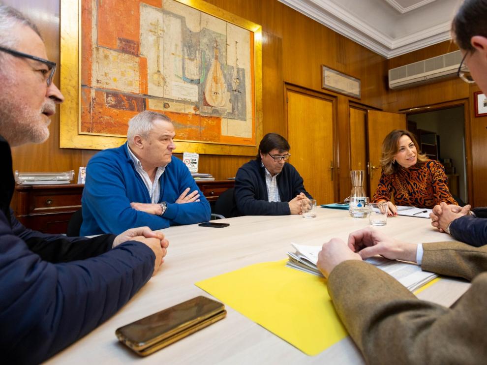 Natalia Chueca se reunió ayer con representantes del sector del taxi en Zaragoza.