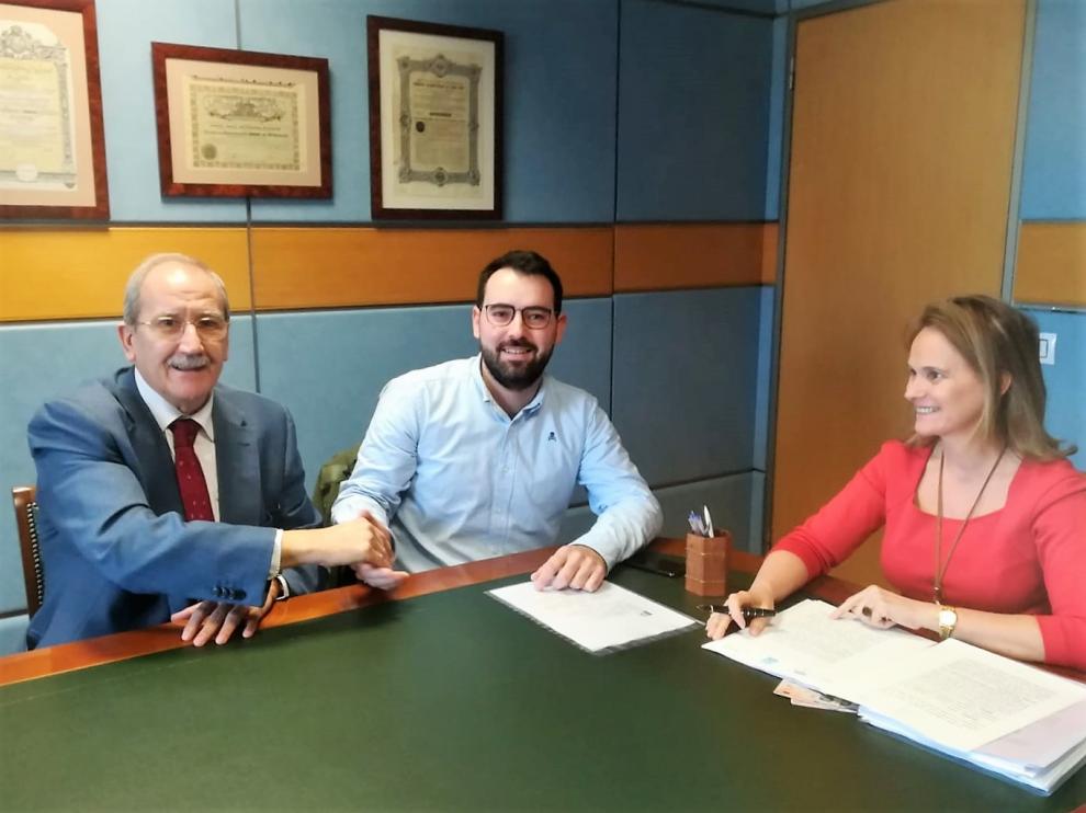 Firma de la adquisición de una parcela de 7.950 metros en Plhus por Talleres Lupiñén.