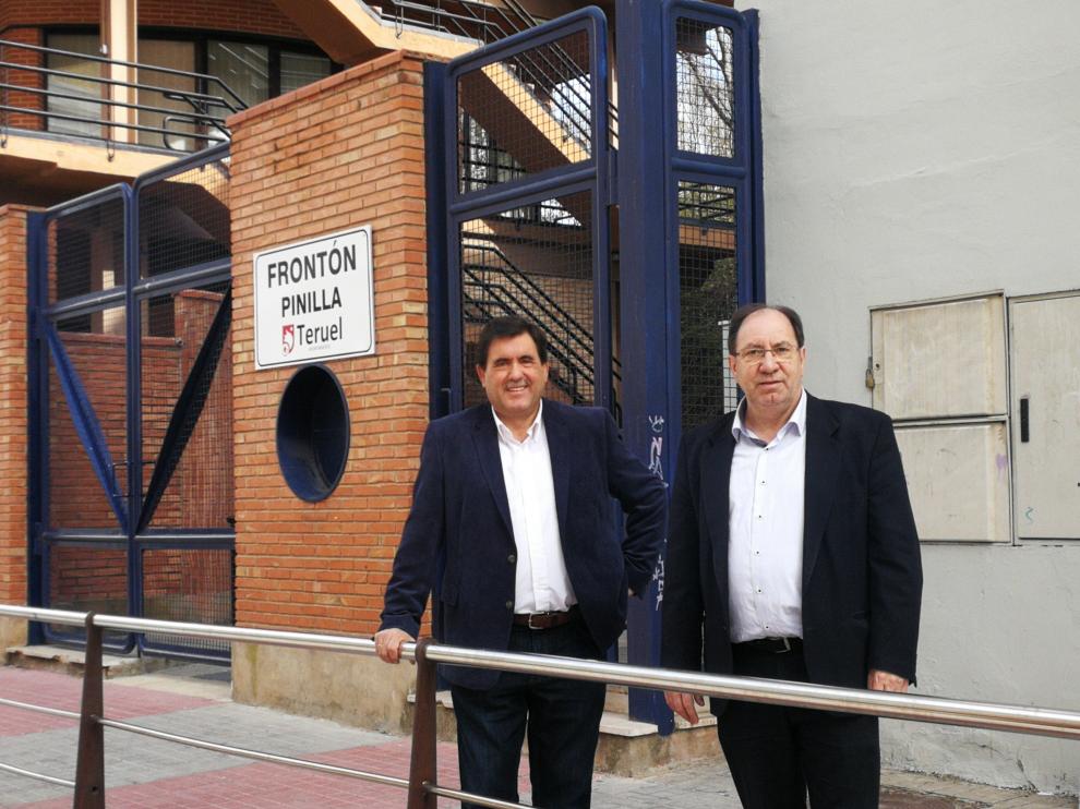 Joaquín Tomas, a la izquierda, y Julio Esteban, delante del frontón Pinilla.