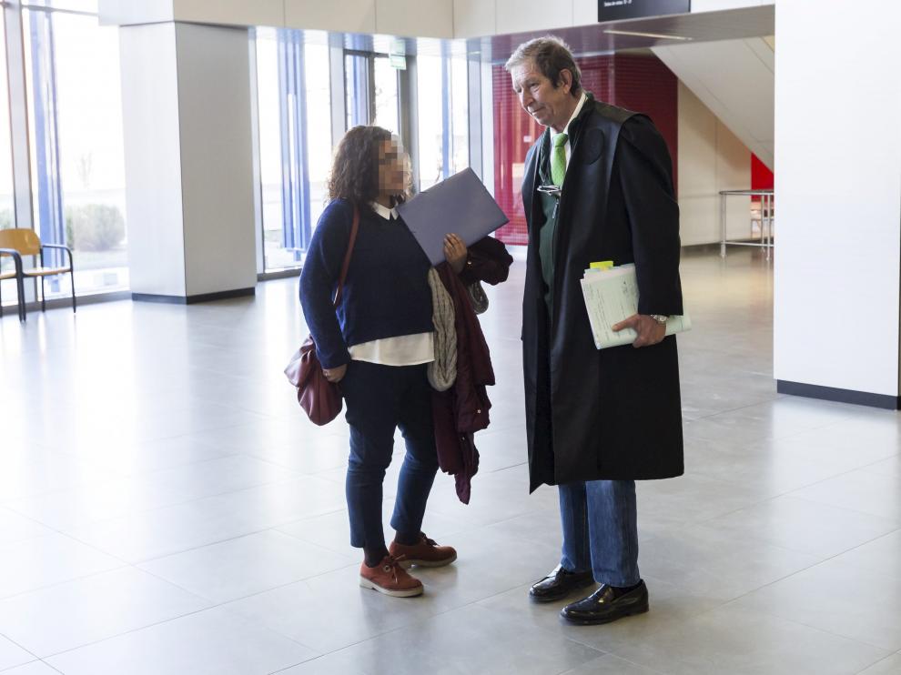 El abogado Javier Checa, en los pasillos de la Ciudad de la Justicia de Zaragoza.