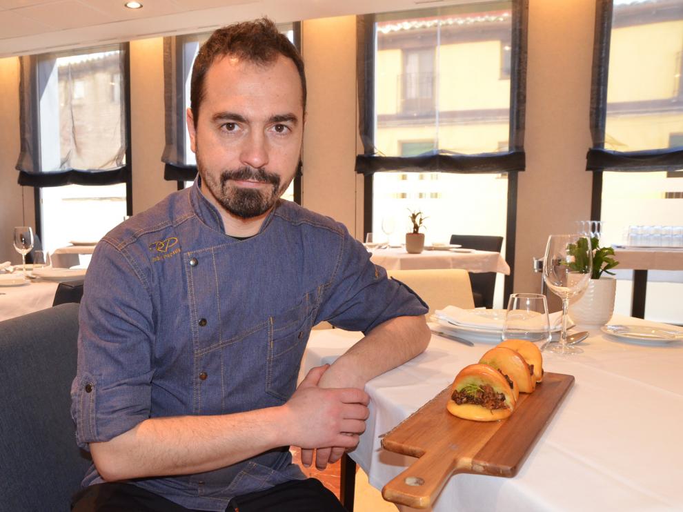Rubén Pertusa, chef del hotel Pedro I de Aragón, con pan bao de jarrete de ternasco de Aragón.
