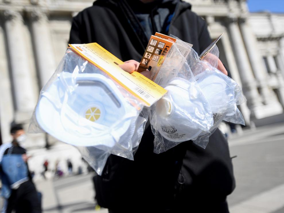 Un hombre aprovecha el miedo al coronavirus para vender mascarillas por las calles del centro de Milán