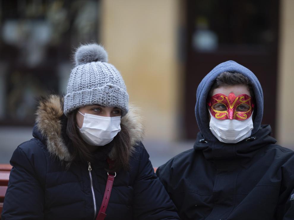 Varios turistas con mascarillas en Venecia.