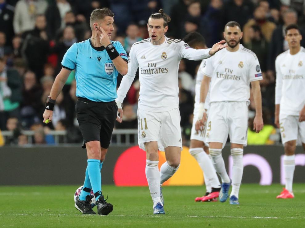 Bale, del Real Madrid, protesta al árbitro una jugada