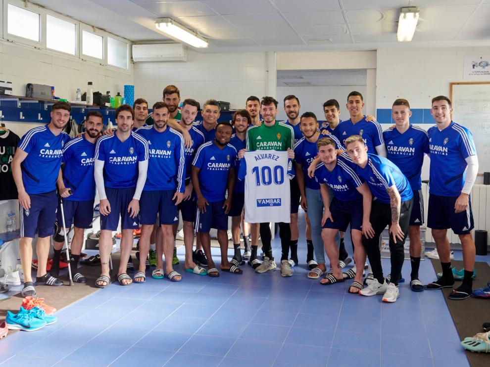 Crístian Álvarez posa con sus compañeros y con la camiseta por sus cien partidos