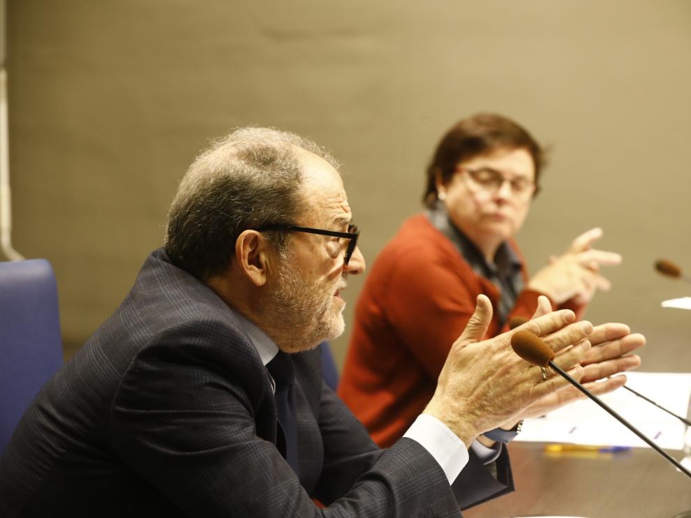 El secretario general en funciones de la Universidad de Zaragoza, Juan García Blasco; y la vicerrectora de Política Científica en funciones, Blanca Ros.