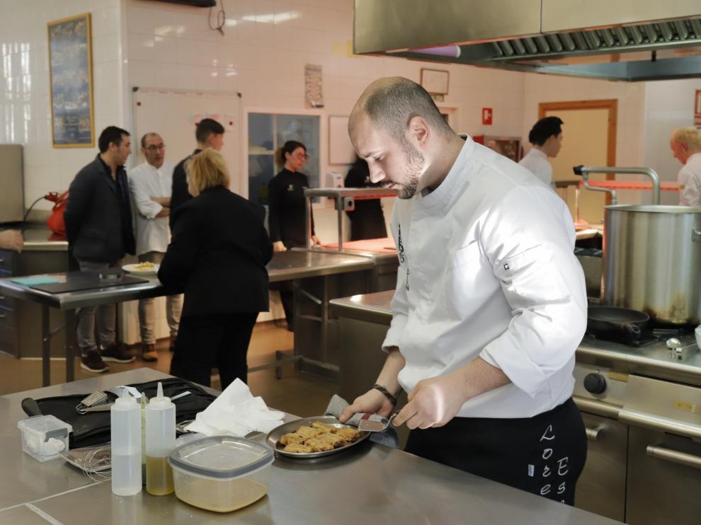 Lorenzo Escartín, preparando el plato en la final del concurso Descubre la Trufa.