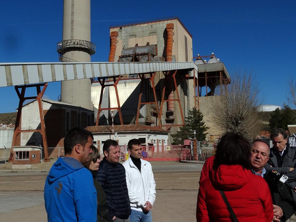 Los alcaldes de los pueblos mineros, en la central térmica de Escucha.