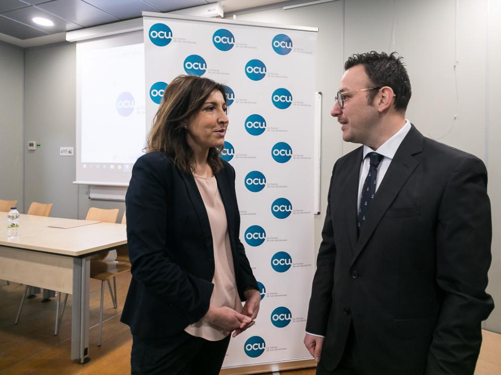 La directora de comunicación y Relaciones Institucionales de OCU, Ileana Izverniceanu, y el delegado en Aragón de la asociación, Alejandro Marín Abad.