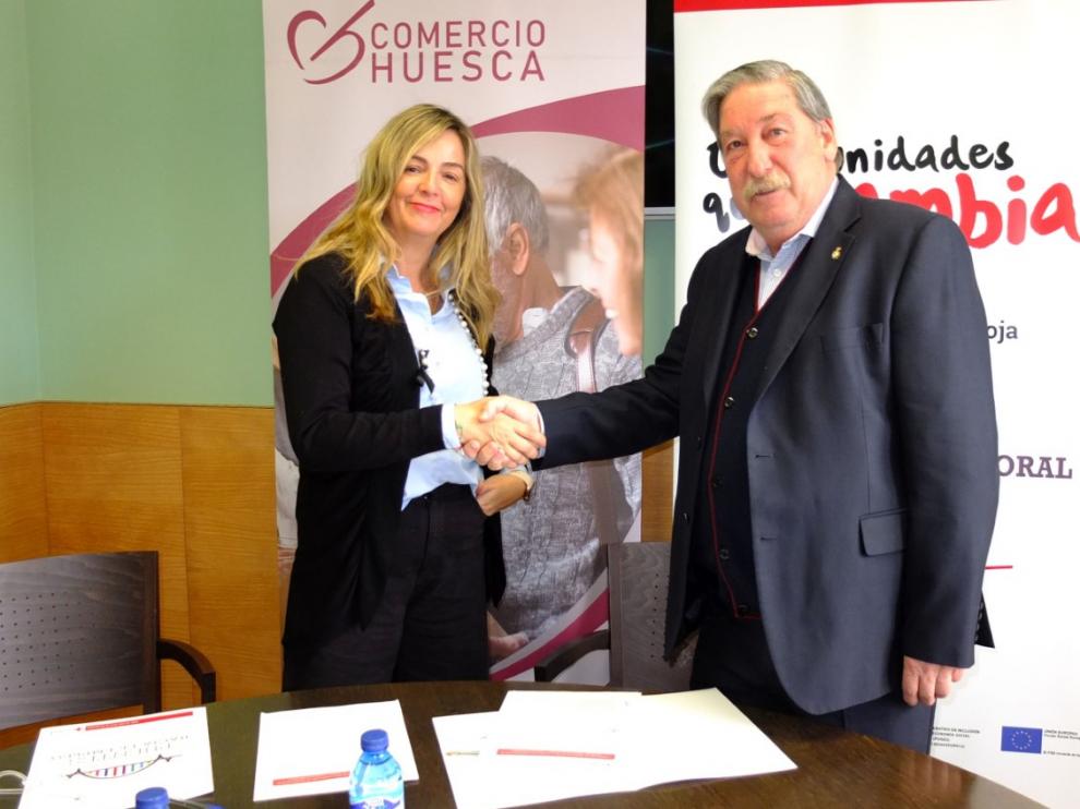 La presidenta de la Asociación de Comercio de Huesca, Susana Lacostena, y el presidente de Cruz Roja, Juan Rodrigo, sellando el convenio.