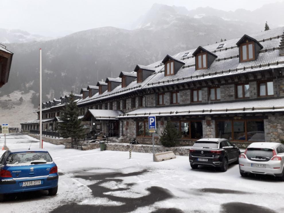 Llanos del Hospital ha despertado con una fina capa de nieve reciente.