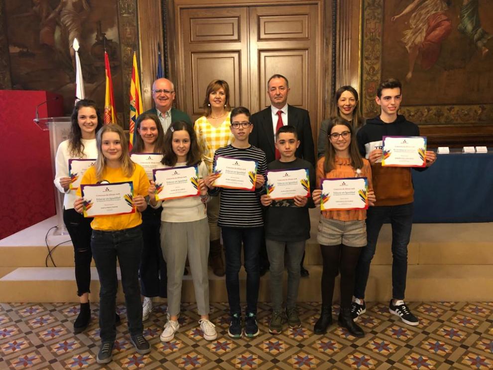 Los ganadores de los concursos, con sus diplomas acreditativos.