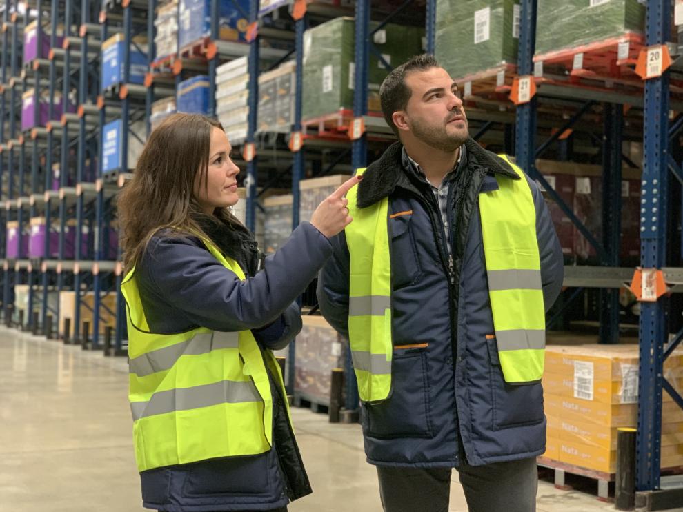 Marta Máñez, coordinadora del bloque logístico de Mercadona en Plaza, junto a uno de sus colaboradore