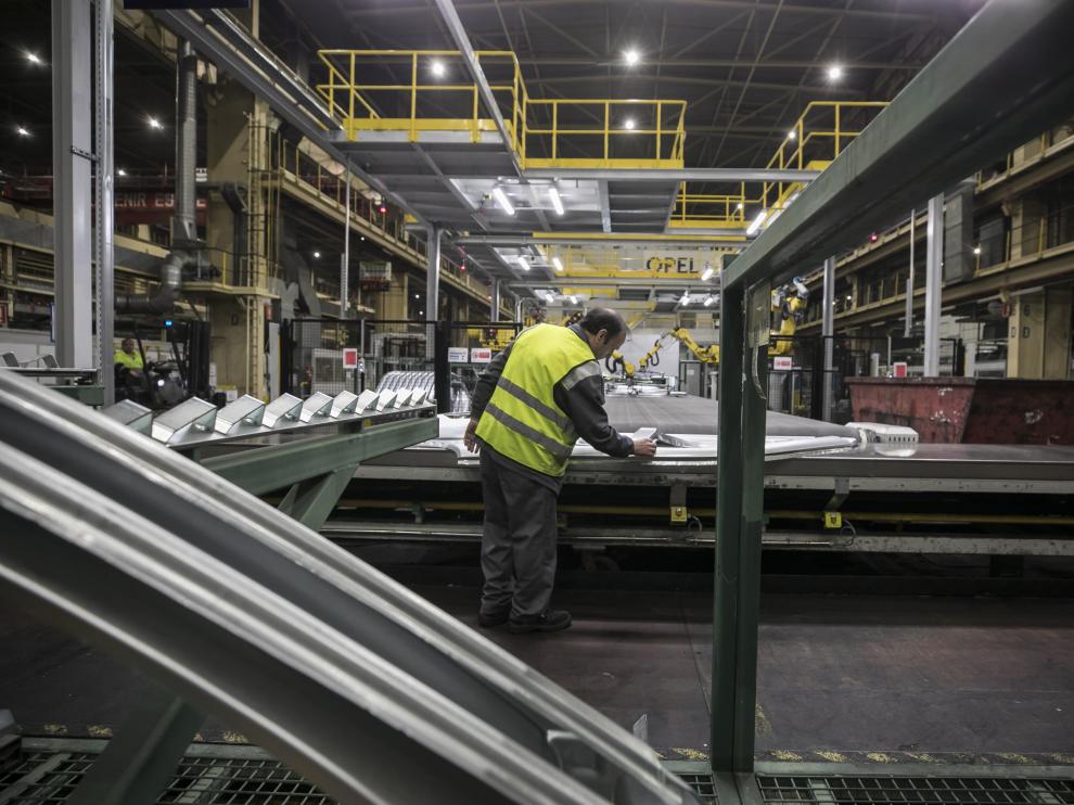 Un trabajador, en las instalaciones de Opel España, del grupo PSA, en Zaragoza.