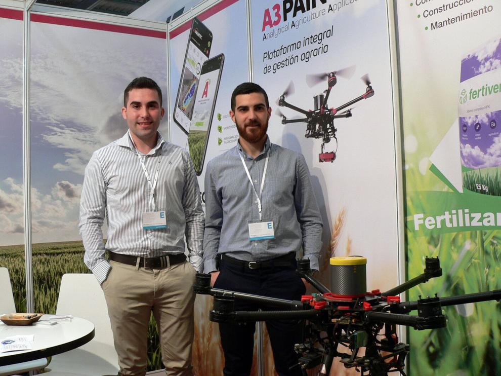 José Manuel Ruiz y Cristian Aldaz, en el expositor con el que participan en la Feria Internacional de Maquinaria Agrícola.