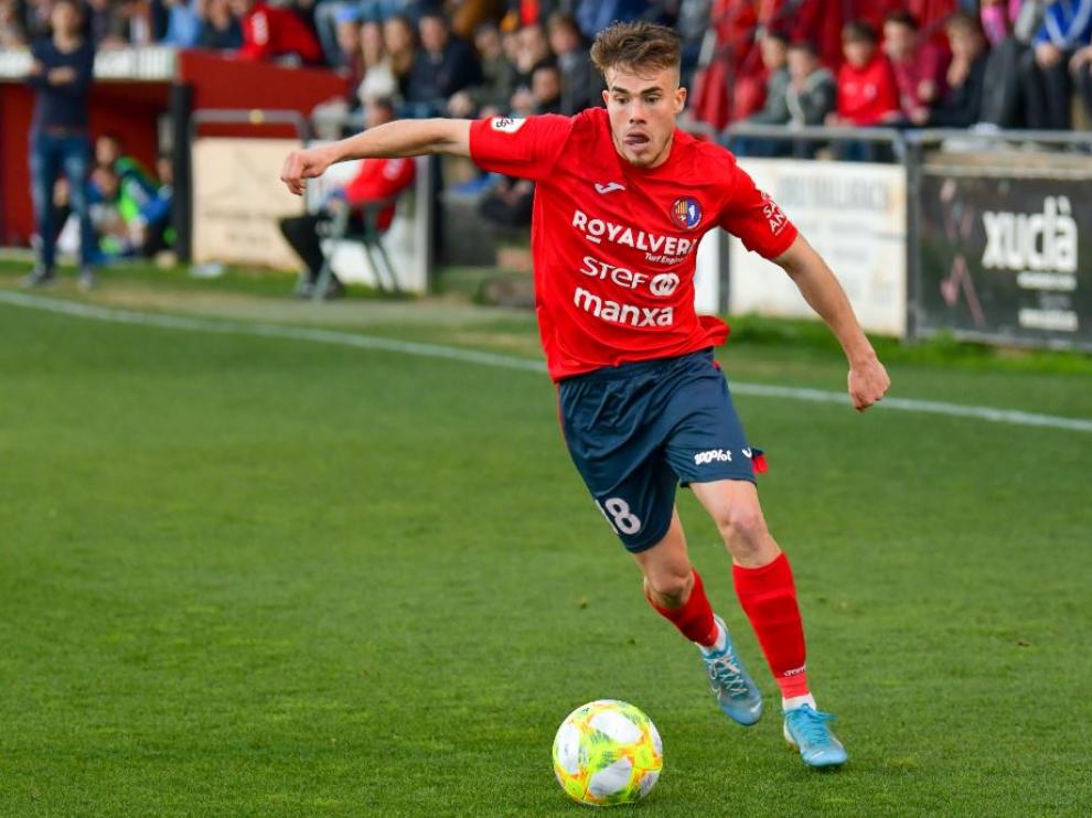 Pep Chvarría, en una de sus internadas por la banda con el Olot
