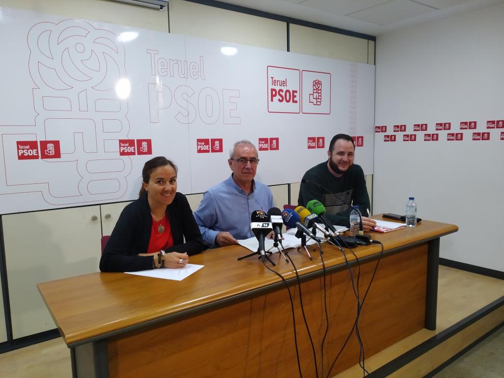 Samuel Morón, en el centro, durante la rueda de prensa ofrecida en la sede del PSOE.