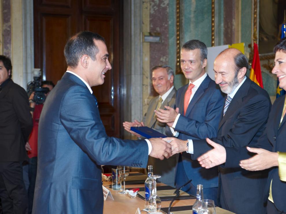 Andrés Gonzalo recibe la medalla de oro de la institución penitenciaria en 2008