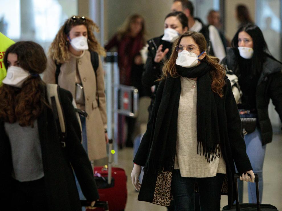 Jóvenes procedentes de Italia protegidas con mascarillas a su llegada esta semana al aeropuerto de Manises (Valencia).