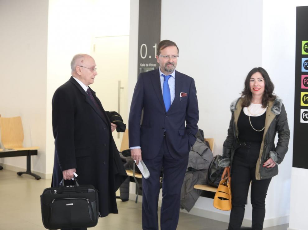 Los abogados Luis Marín (acusación particular), José Luis Vivas (defensa) y María Gabasa (defensa) habían acudido este jueves al sorteo de la preselección del jurado.
