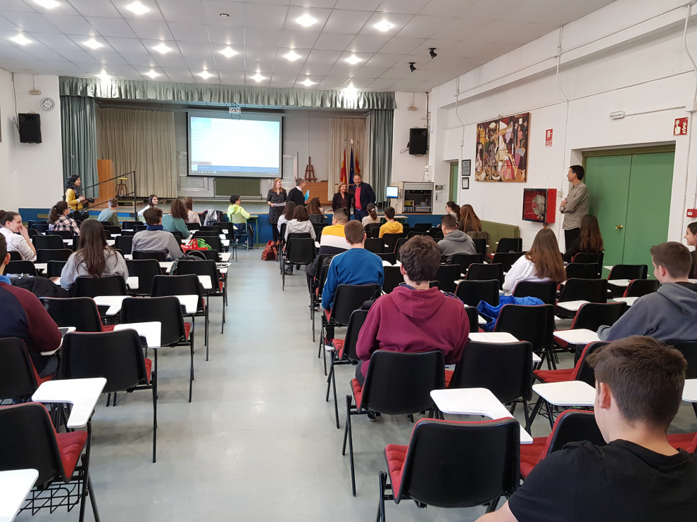 Los alumnos del Instituto Blecua poco antes del examen del certificado B1.