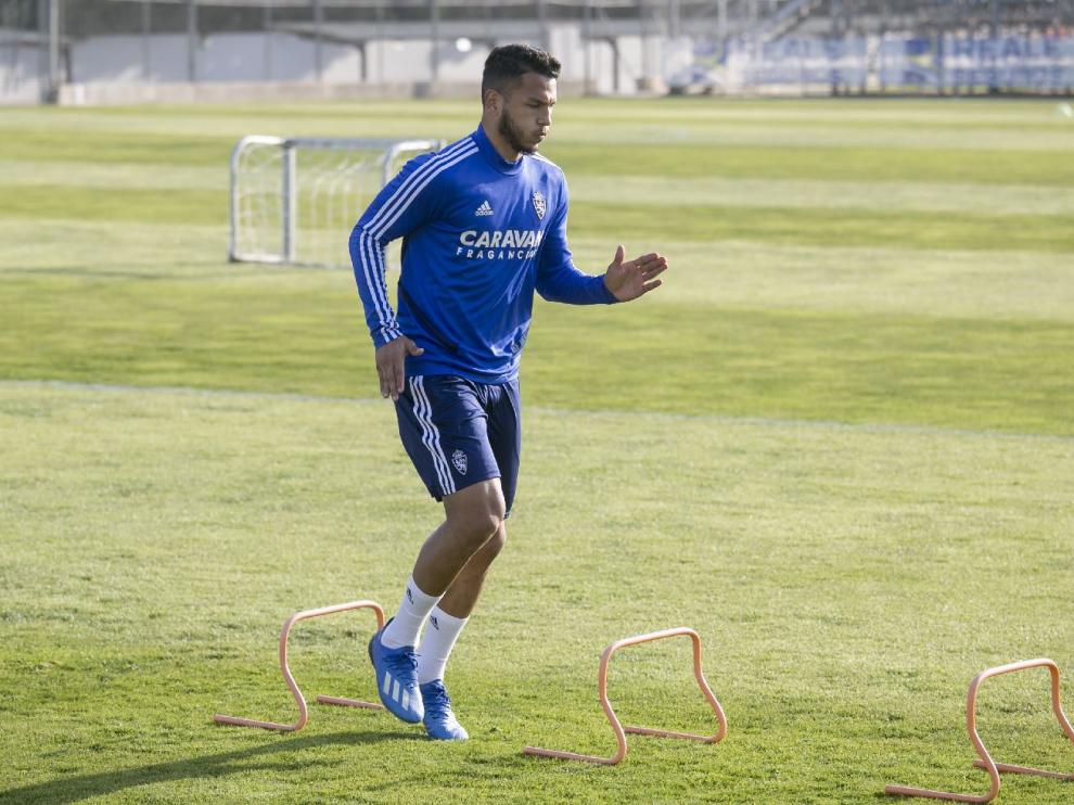Luis Suárez salta pequeñas vallas durante el entrenamiento del Real Zaragoza para fortalecer su tobillo dañado.