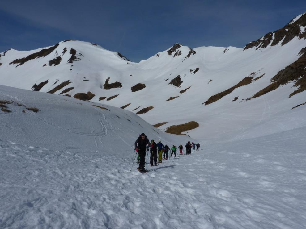 Practicantes de splitboard en el valle de Benasque.