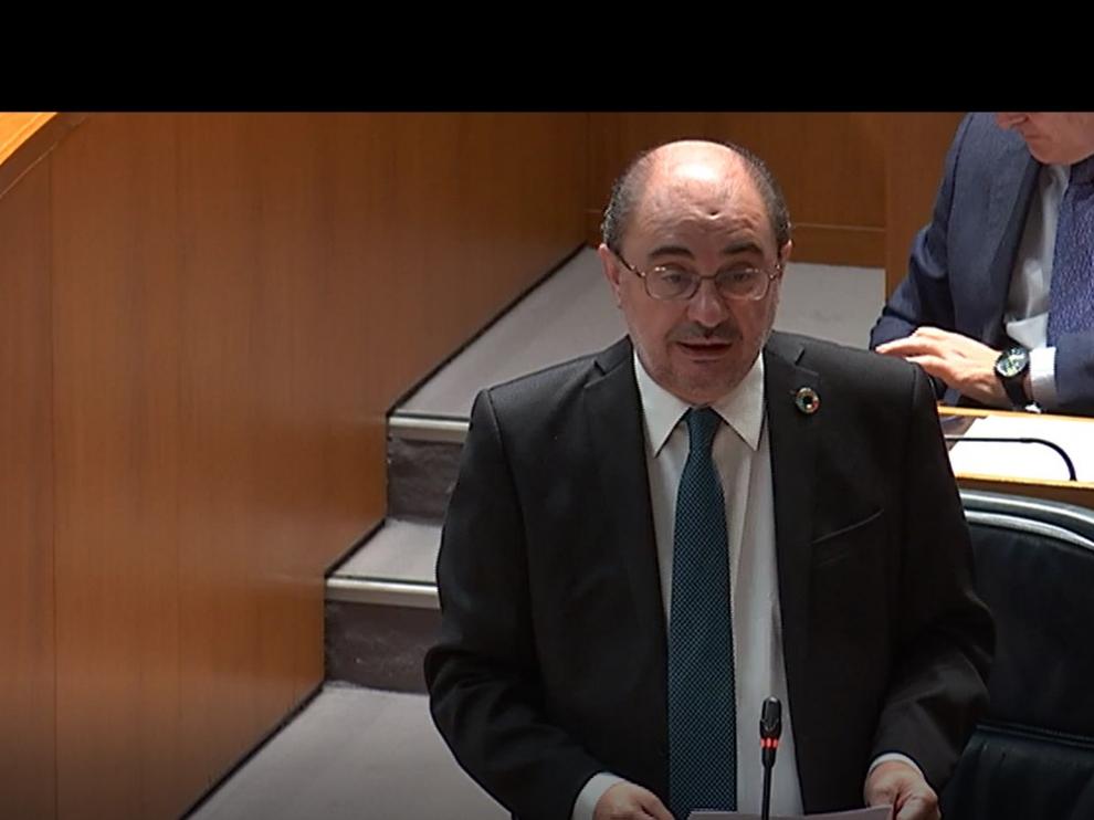 El presidente de Aragón, durante su intervención este viernes en el pleno de las Cortes.