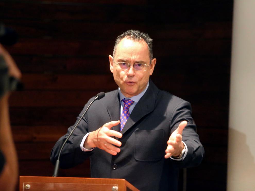 El teniente coronel Pedro Baños durante su conferencia en Huesca.