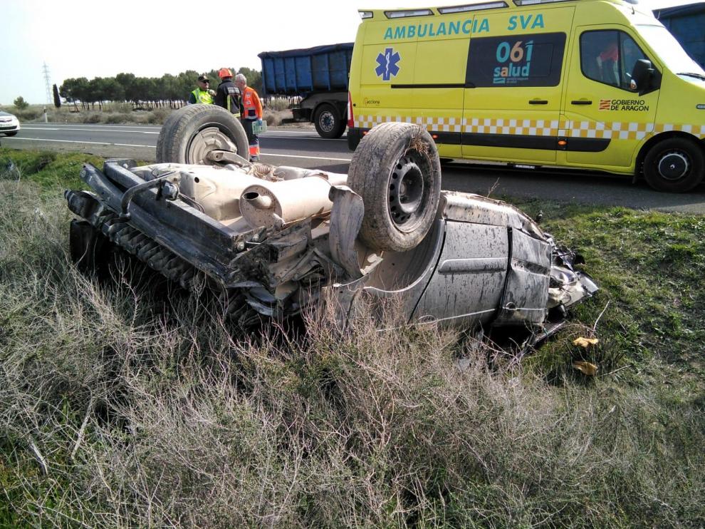 Imagen del coche accidentado en la N-II, cerca de Fraga.