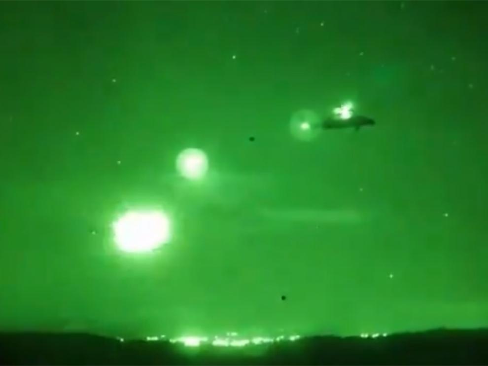 Un helicóptero Tigre dispara de noche en el campo de maniobras de San Gregorio.