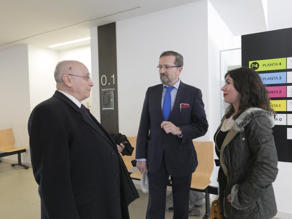 Los abogados Luis Marín (acusación particular), José Luis Vivas (defensa) y María Gabasa (defensa) habían acudido este jueves al sorteo de la preselección del jurado.