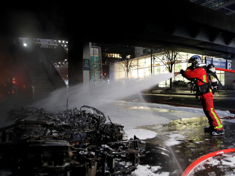 Los bomberos actúan en las inmediaciones de la estación de Lyon en París