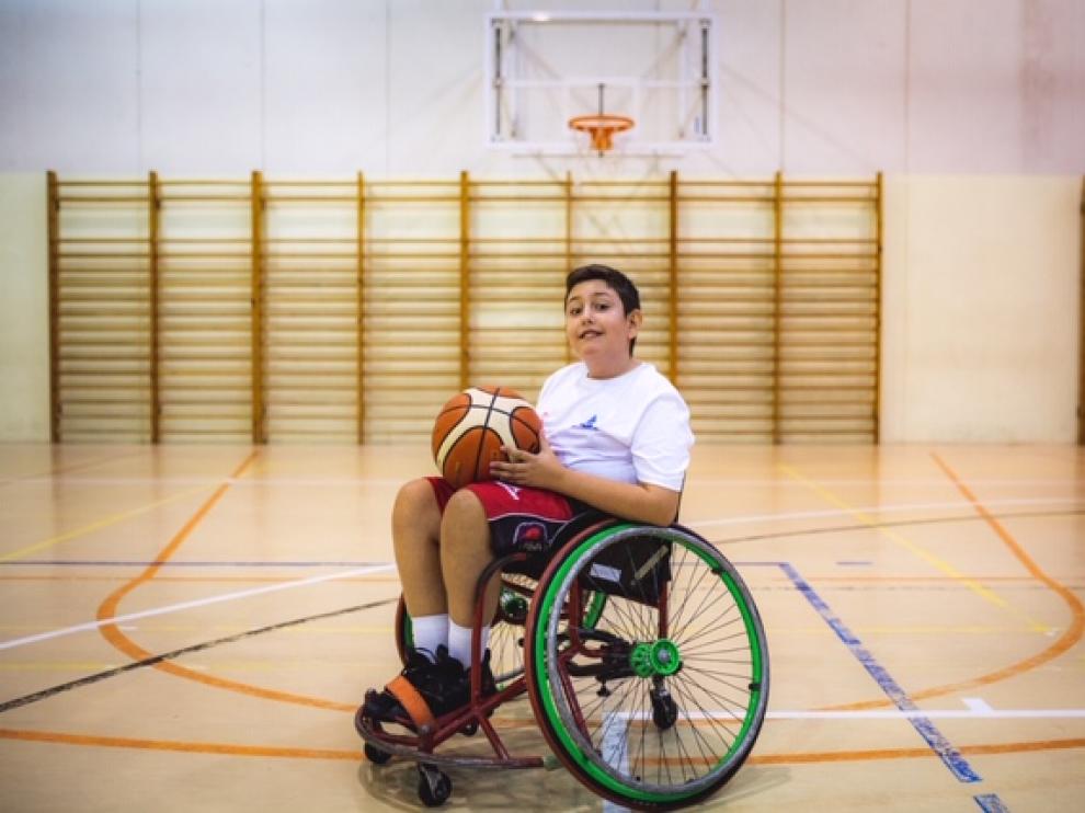 Sergio Valdivia en la cancha de baloncesto.