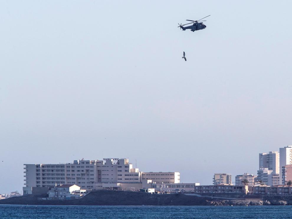 Un avión del Ejército del Aire, durante la búsqueda del piloto y el avión siniestrado en el mar Menor.
