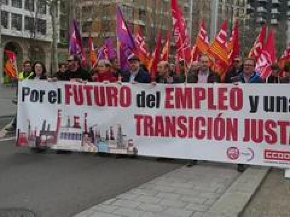 Unas 300 personas se han manifestado este sábado en Zaragoza para pedir una transición justa tras el cierre de la central térmica de Andorra, en Teruel.