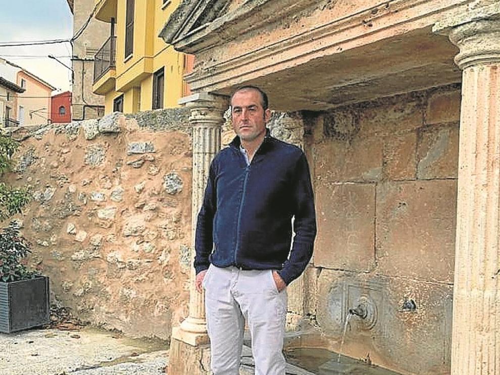 Sergio Igual, alcalde de Aldehuela, junto a la fuente de la pedanía.