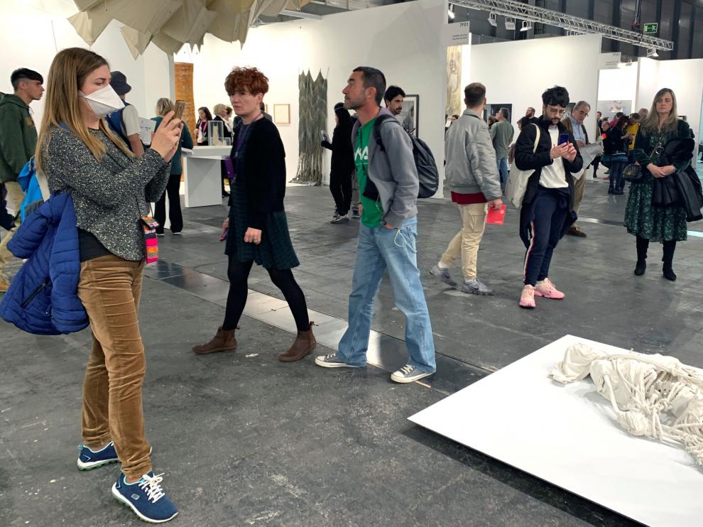 Visitantes en uno de los pabellones que acogen la muestra artística.